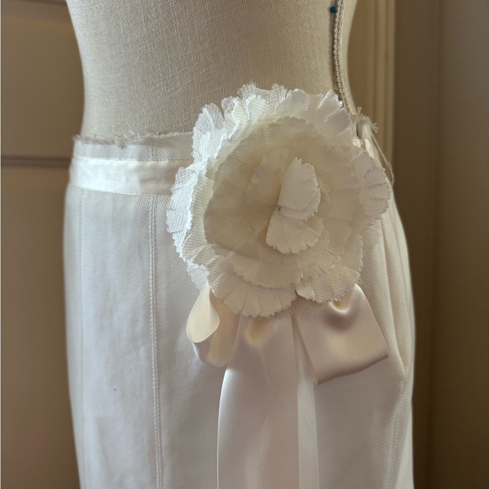 Chic White A-Line Skirt with Floral Detail - Picture 2 of 8